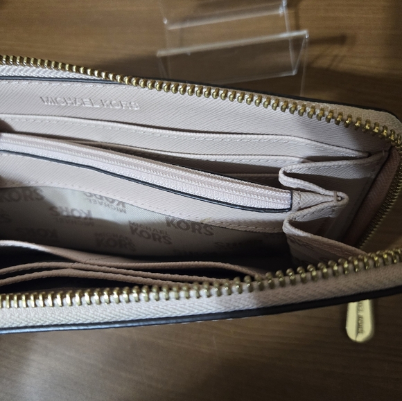 Michael Kors wallet - Picture 4 of 6